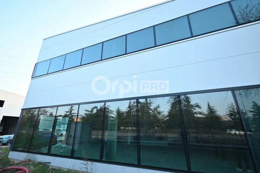 Bureau dans Vénissieux à louer - Photo de l’immeuble – Image 2 sur 2