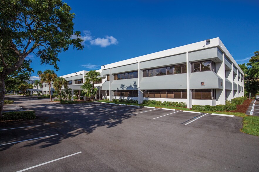700 W Hillsboro Blvd, Deerfield Beach, FL à louer - Photo de l’immeuble – Image 2 sur 14
