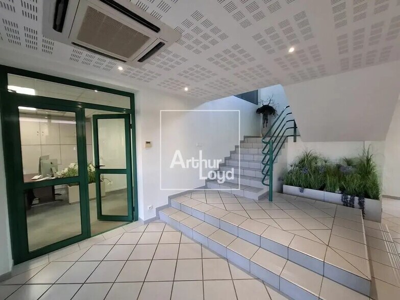 Bureau dans Le Mée-sur-Seine à louer - Photo de l’immeuble – Image 2 sur 5