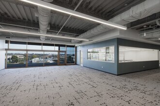 5897 Oberlin Dr, San Diego, CA à louer Photo intérieure– Image 2 sur 13