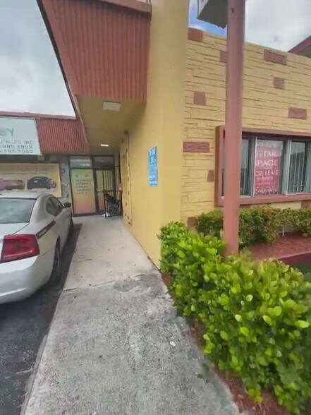 395 E 10th St, Hialeah, FL à louer - Vidéo sur l’annonce professionnelle – Image 2 sur 12