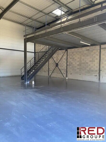 Industriel/Logistique dans Signes à vendre - Photo de l’immeuble – Image 2 sur 6