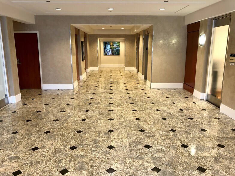 8230 Boone Blvd, Vienna, VA à vendre - Hall d’entrée – Image 3 sur 10