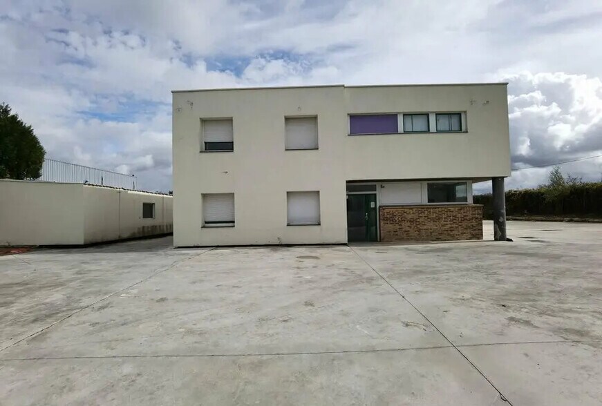 Local d'activités dans Saint-Pathus à vendre - Photo de l’immeuble – Image 3 sur 11