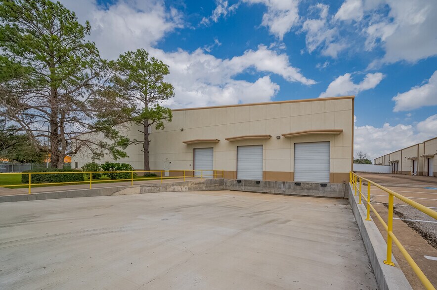 12708 Jebbia ln, Stafford, TX à louer - Photo de l’immeuble – Image 3 sur 22