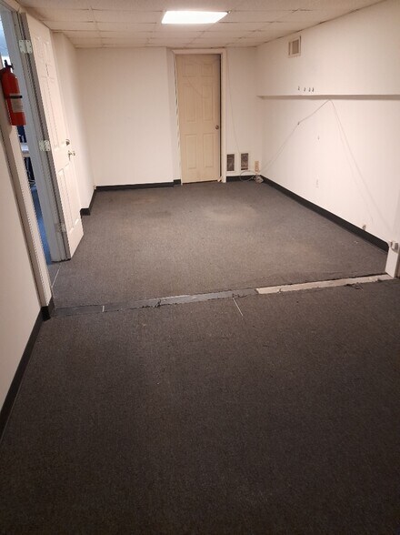 2568-2570 Hempstead Tpke, East Meadow, NY à louer - Photo intérieure – Image 2 sur 13