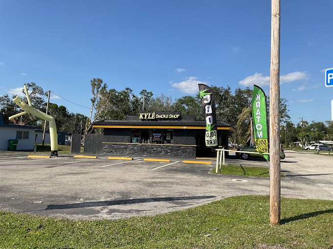 136 Pondella Rd, North Fort Myers, FL à vendre - Photo de l’immeuble – Image 3 sur 4