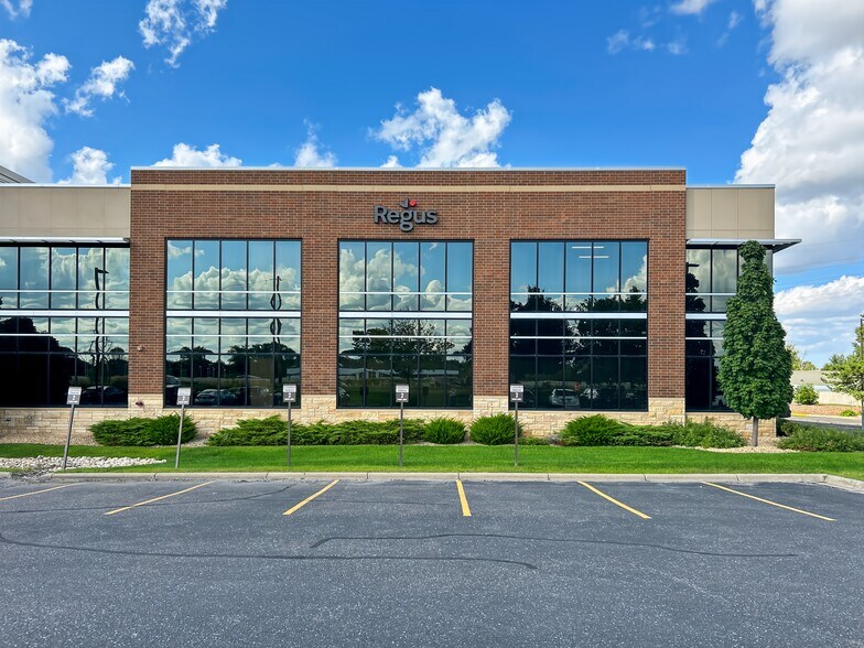 4470 W 78th Street Cir, Bloomington, MN à louer - Photo de l’immeuble – Image 3 sur 15