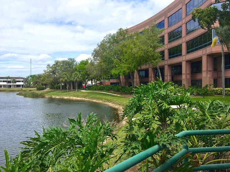 491 Northpoint Pky, West Palm Beach, FL à louer - Photo de l’immeuble – Image 2 sur 9