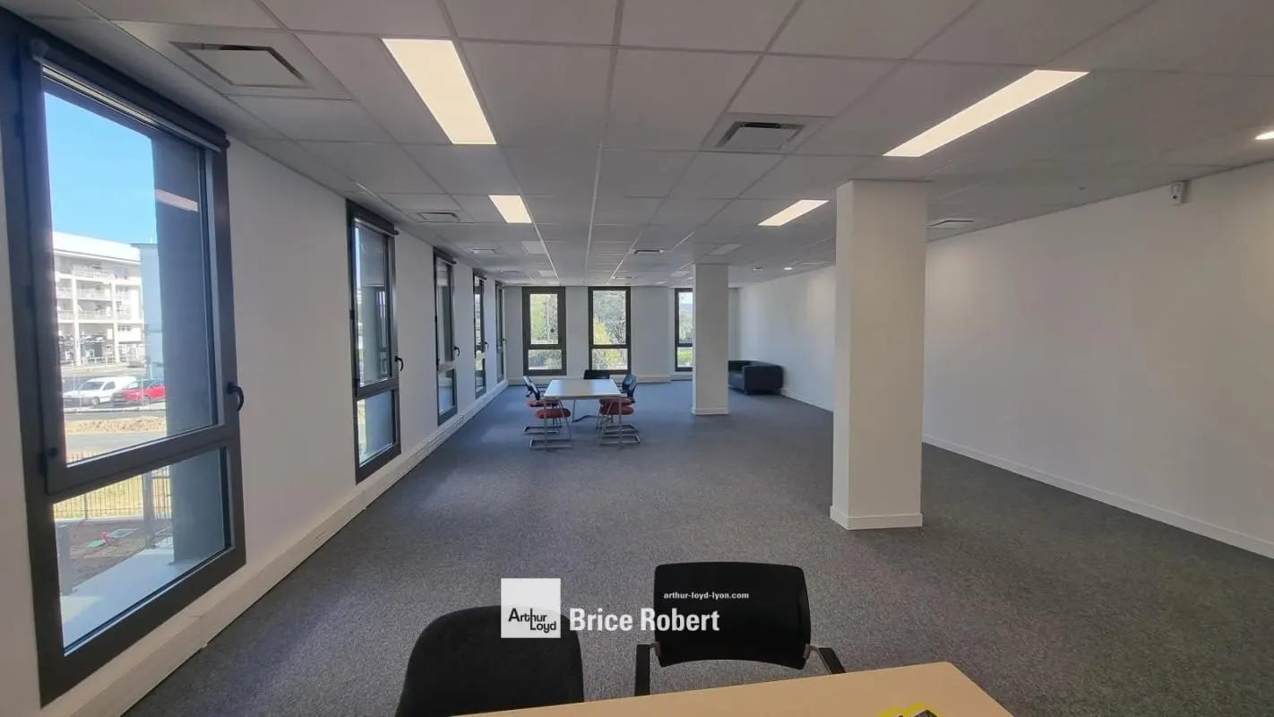 Bureau dans Décines-Charpieu à louer Photo intérieure– Image 1 sur 6