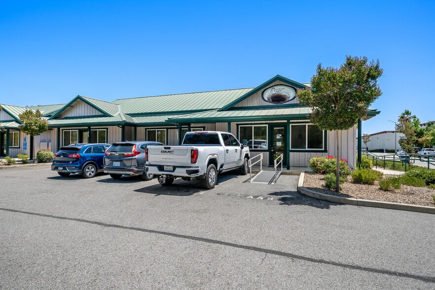 71-75 N Main St, Templeton, CA à louer - Photo de l’immeuble – Image 2 sur 34