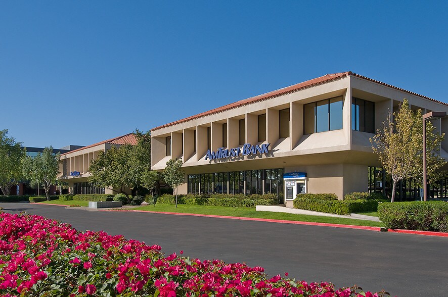 2200 E Camelback Rd, Phoenix, AZ à louer - Photo de l’immeuble – Image 2 sur 7