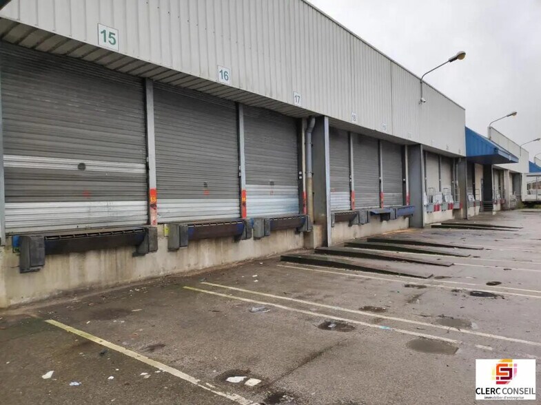 Local d’activités dans Saint-Étienne-du-Rouvray à louer - Photo de l’immeuble – Image 2 sur 13