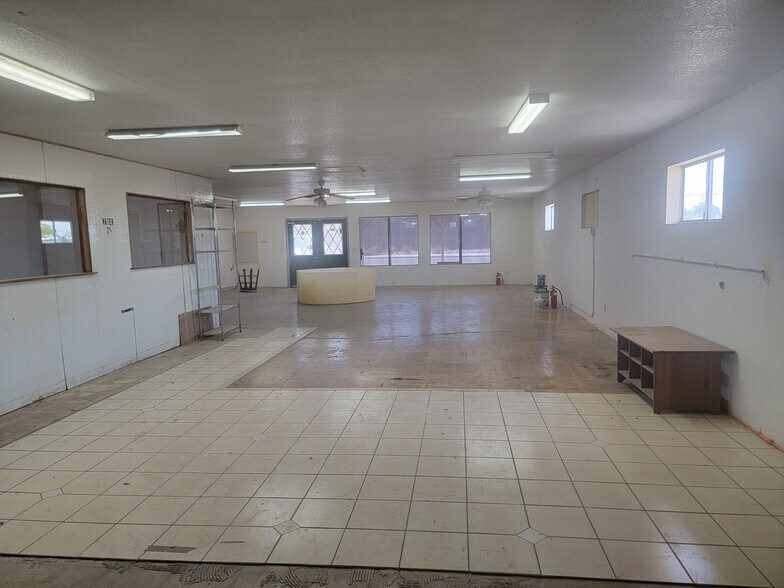 832 N Main Dr, Apache Junction, AZ à louer - Photo de l’immeuble – Image 3 sur 10