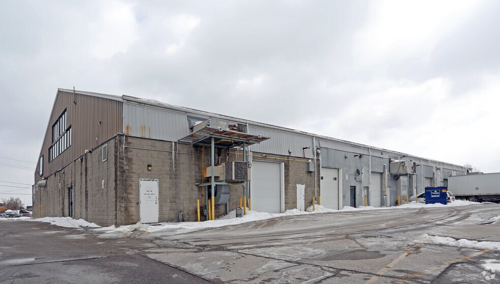 4100 Chesswood Dr, Toronto, ON à louer - Photo de l’immeuble – Image 2 sur 8