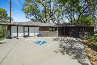 408 Wilson Rd, Conroe, TX à louer Photo de l’immeuble– Image 1 sur 16