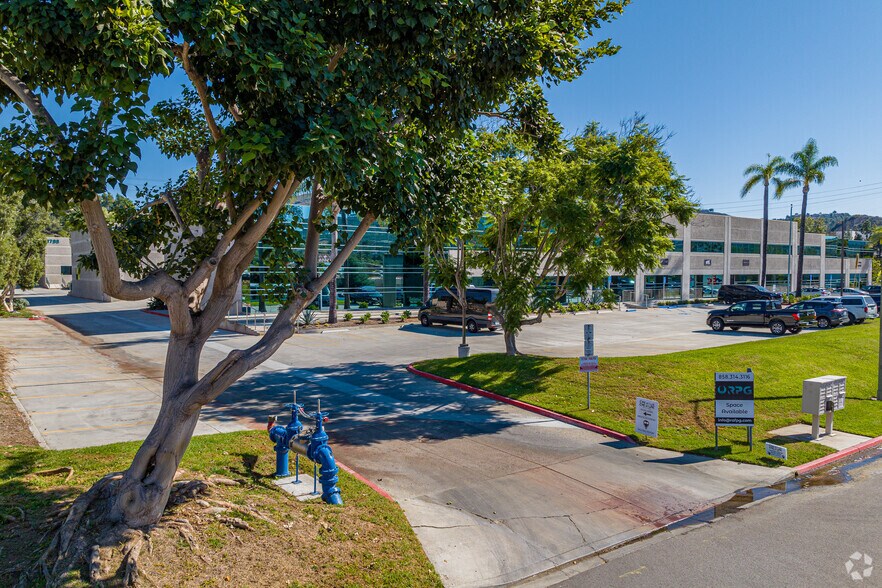 1780 La Costa Meadows Dr, San Marcos, CA à louer - Photo de l’immeuble – Image 3 sur 19