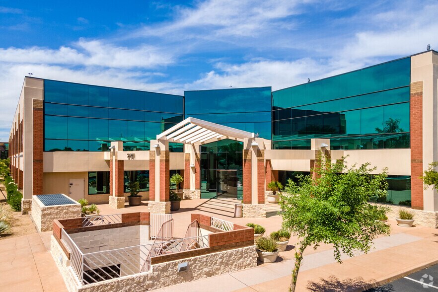 2141 E Broadway Rd, Tempe, AZ à louer - Photo de l’immeuble – Image 2 sur 9