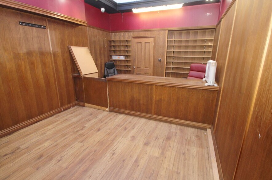 8-16 Broomknoll St, Airdrie à vendre - Photo de l’immeuble – Image 2 sur 9