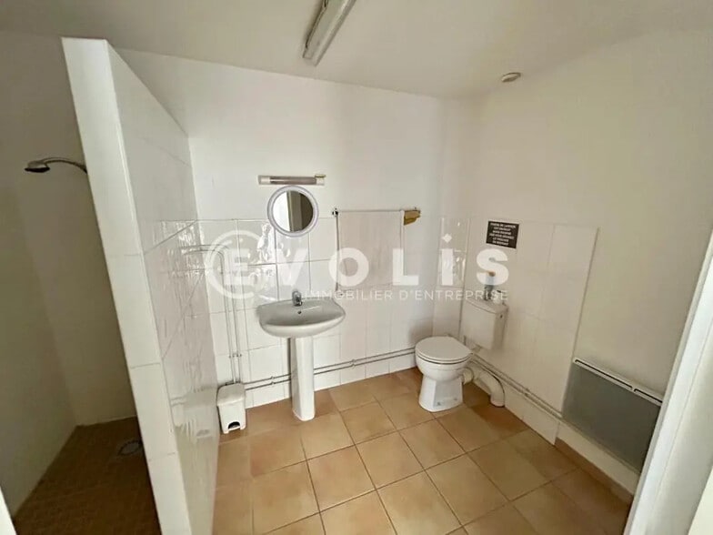 Local d’activités dans Ormoy à louer - Photo de l’immeuble – Image 3 sur 13