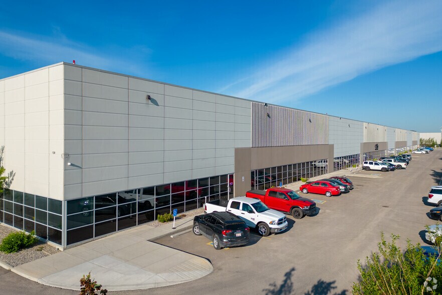 10770 25 St NE, Calgary, AB à louer - Photo de l’immeuble – Image 1 sur 7