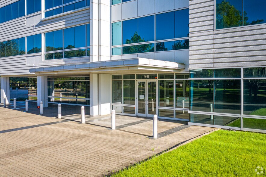 4646 W Sam Houston Pky N, Houston, TX à louer - Photo de l’immeuble – Image 2 sur 8