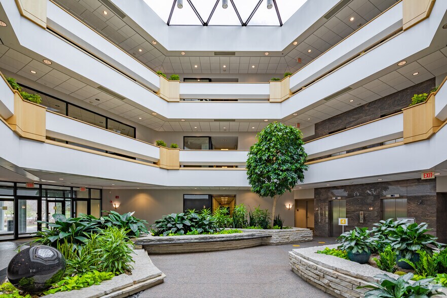 2201 Waukegan Rd, Bannockburn, IL à louer - Hall d’entrée – Image 2 sur 2