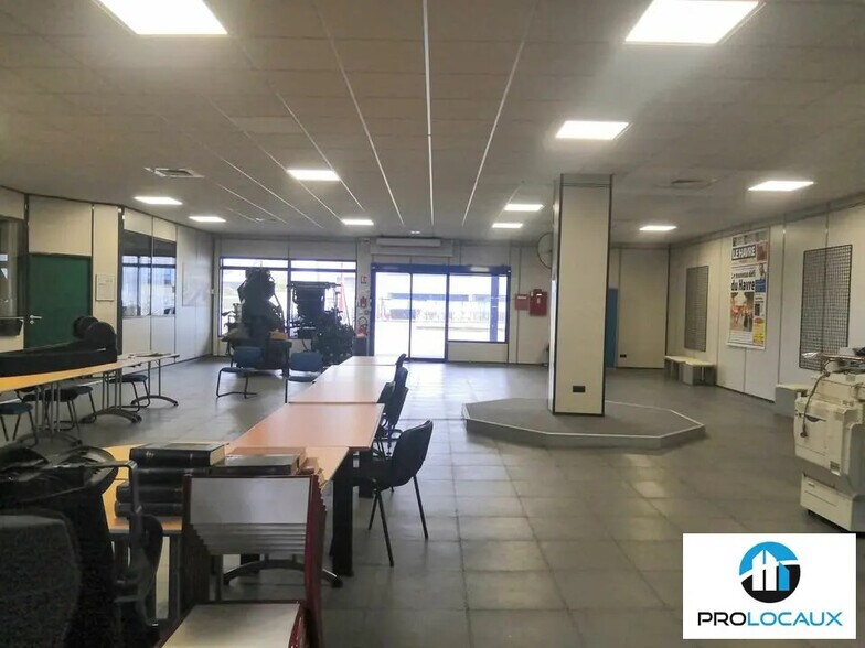 Local d’activités dans Saint-Étienne-du-Rouvray à louer - Photo de l’immeuble – Image 2 sur 4