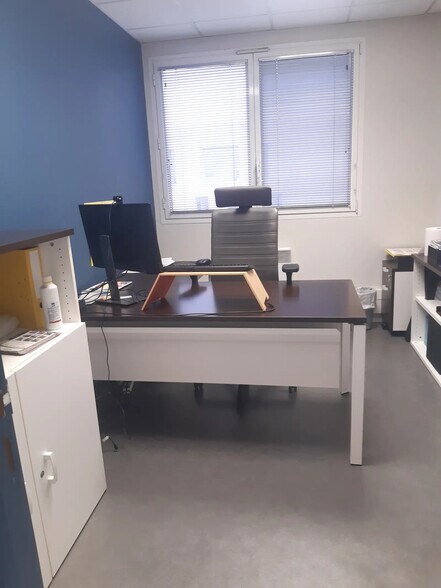 Bureau dans Dury à louer - Photo de l’immeuble – Image 3 sur 7