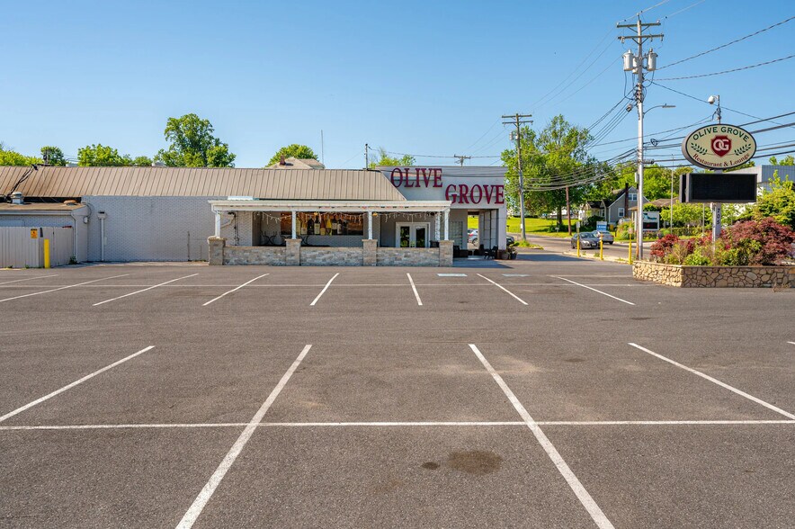 705 N Hammonds Ferry Rd, Linthicum Heights, MD à louer - Photo de l’immeuble – Image 1 sur 16