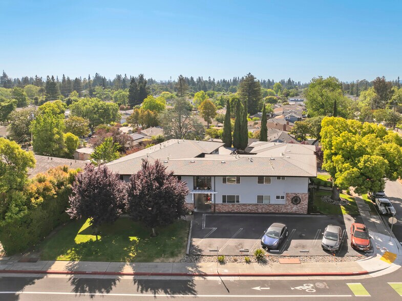 1255 E Woodside Rd, Redwood City, CA à vendre - Photo de l’immeuble – Image 1 sur 40