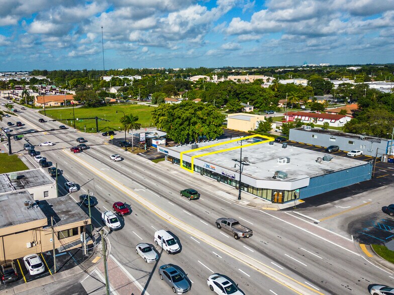 300 W Hallandale Beach Blvd, Hallandale Beach, FL à louer - Photo de l’immeuble – Image 2 sur 11