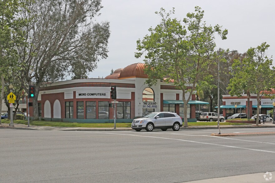 200-220 W 1st St, Santa Ana, CA à louer - Photo de l’immeuble – Image 2 sur 2