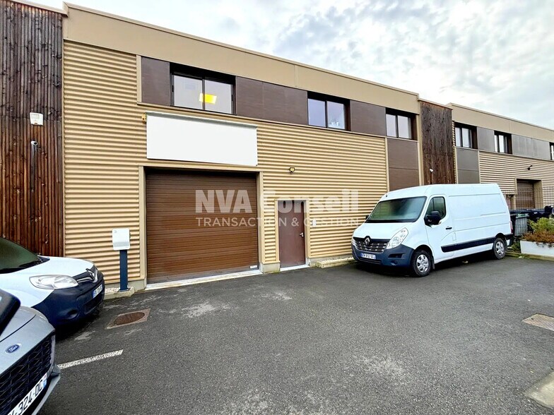 Local d'activités dans Franconville à vendre - Photo de l’immeuble – Image 2 sur 12