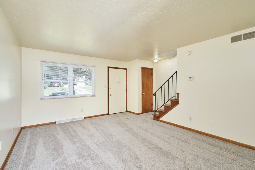926 Russell Ave, Akron, OH à vendre - Photo de l’immeuble – Image 2 sur 16