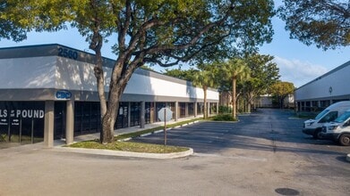 2570-2580 N Powerline Rd, Pompano Beach, FL à louer Photo de l’immeuble– Image 2 sur 2