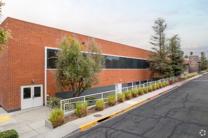 465 N Halstead St, Pasadena, CA à louer - Photo de l’immeuble – Image 2 sur 6