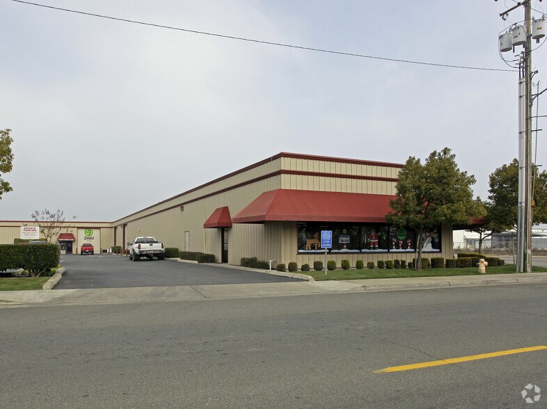 1371 E Pine St, Lodi, CA à louer - Photo de l’immeuble – Image 2 sur 8