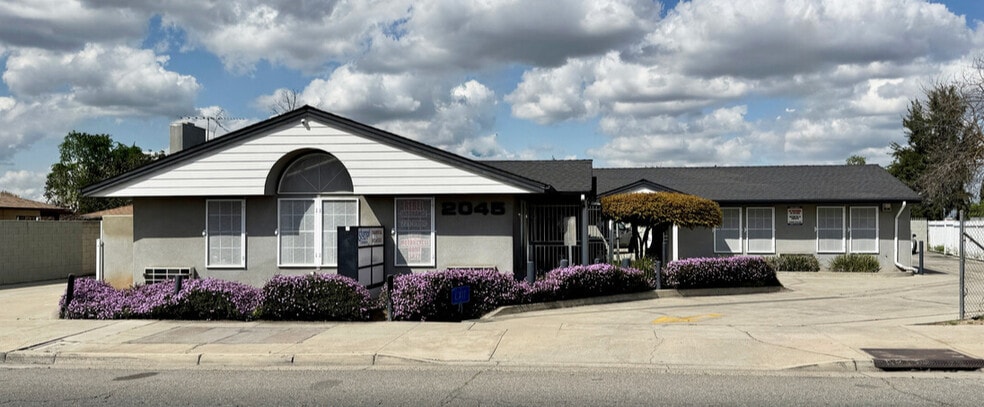 2045 E Ashlan Ave, Fresno, CA à louer - Photo de l’immeuble – Image 2 sur 8