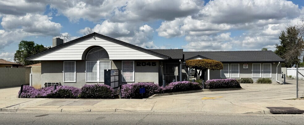 2045 E Ashlan Ave, Fresno, CA à louer - Photo de l’immeuble – Image 3 sur 5
