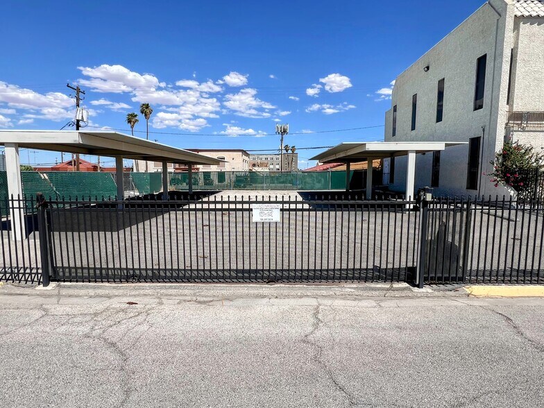 844 E Sahara Ave, Las Vegas, NV à louer - Photo de l’immeuble – Image 2 sur 15