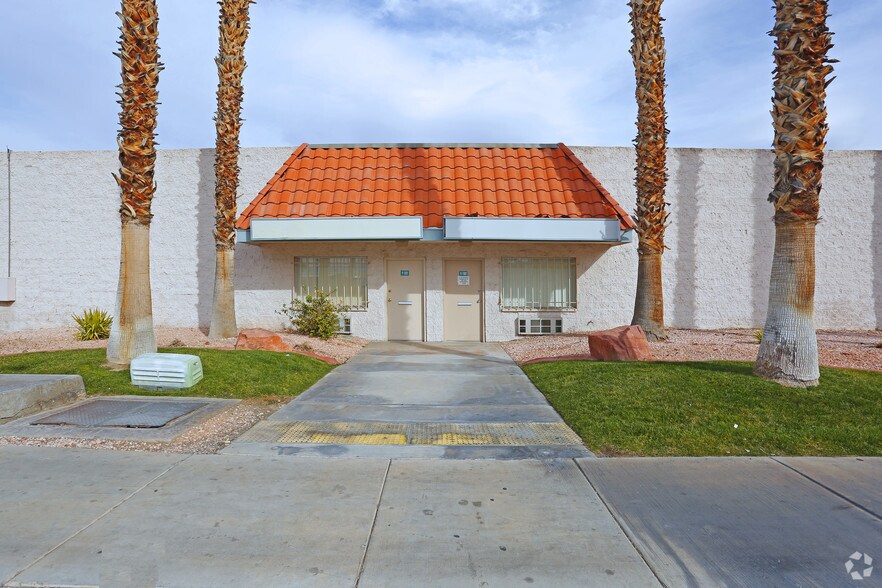 3111 S Valley View Blvd, Las Vegas, NV à louer - Photo de l’immeuble – Image 2 sur 4