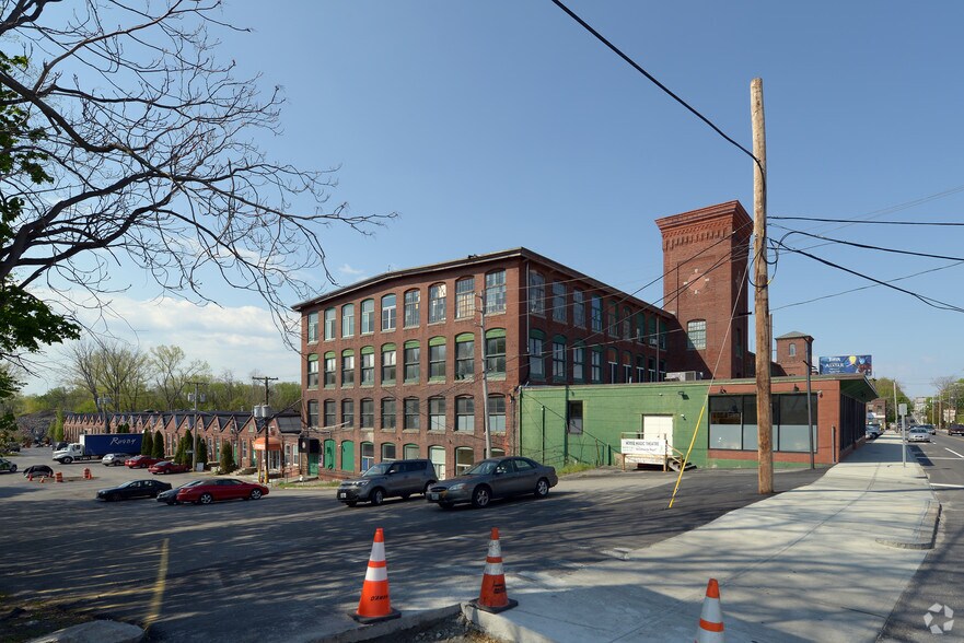 560 Mineral Spring Ave, Pawtucket, RI à louer - Photo de l’immeuble – Image 2 sur 23
