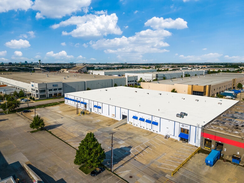 1207 W Crosby Rd, Carrollton, TX à louer - Photo de l’immeuble – Image 2 sur 22