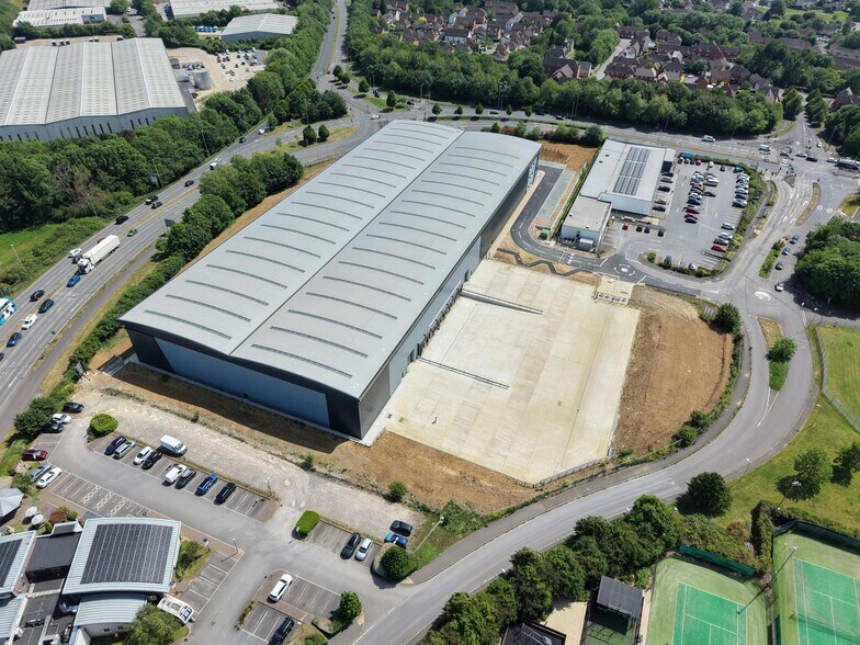 100 Latham Rd, Swindon à louer - Photo de l’immeuble – Image 2 sur 13