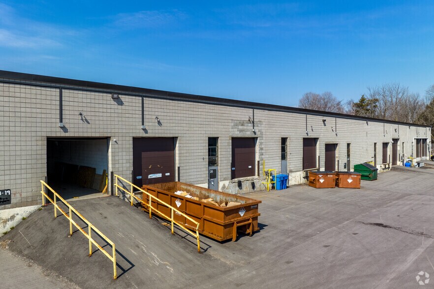 510 Coronation Dr, Toronto, ON à louer - Photo de l’immeuble – Image 3 sur 5