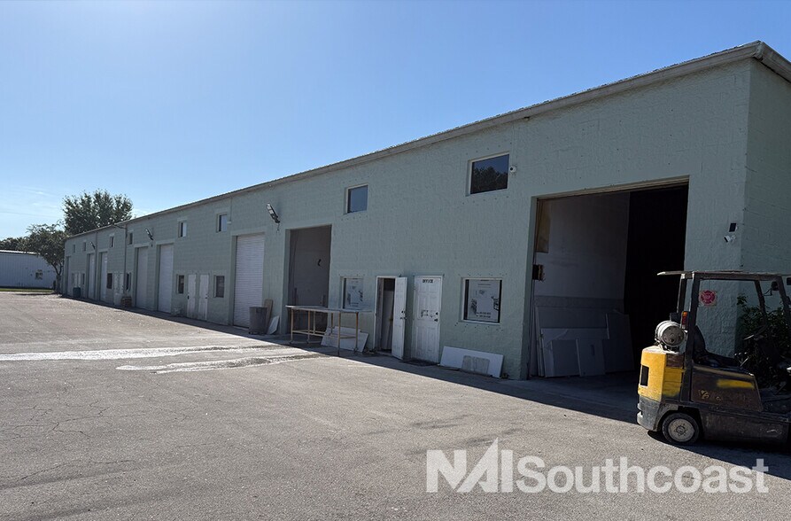 1337 SW South Macedo Blvd, Port Saint Lucie, FL à louer - Photo de l’immeuble – Image 2 sur 7