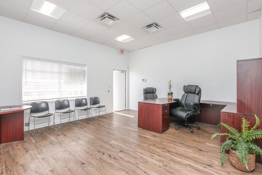 3501 NW 10th Ave, Oakland Park, FL à louer - Photo de l’immeuble – Image 2 sur 16
