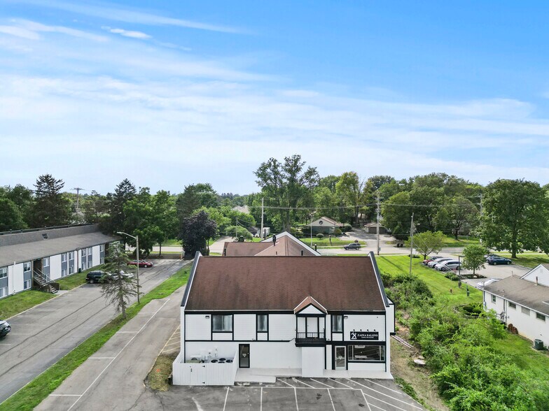 4588 Kenny Rd, Columbus, OH à louer - Photo de l’immeuble – Image 2 sur 8