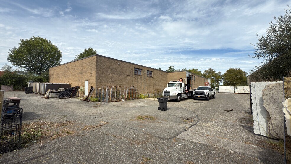 65 Davids Dr, Hauppauge, NY à louer - Photo de l’immeuble – Image 3 sur 3